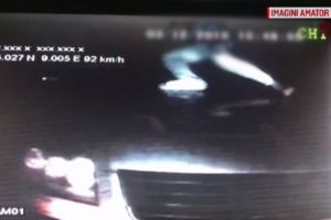 VIDEO Jaf SPECTACULOS la 100 km/h : Șapte bărbaţi au furat bunuri de 50.000 de euro dintr-un TIR, in mers!