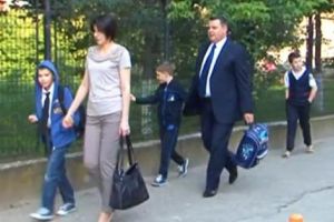 La ŞCOLILE DIN PITEŞTI, mai repede PE JOS decât cu maşina!