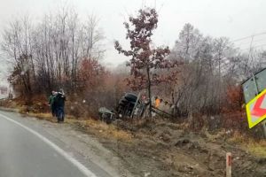 FOTO – Accident pe Hula Bradului. S-a răsturnat un TIR