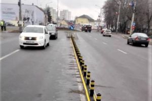 FOTO. Separatoare de circulaţie lângă noul mall, împotriva şoferilor şmecheri