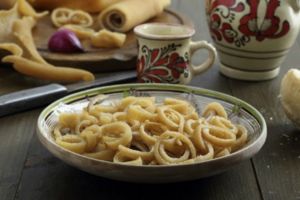 Înainte de Ignat: Care sunt beneficiile şi care sunt riscurile consumului de şorici de porc