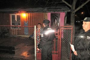 FOTO. Razie a Poliţiei Locale în zona locuinţelor sociale ocupate ilegal. Zeci de persoane evacuate