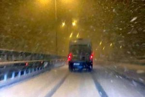 VIDEO ȘTIREA TA: Condiţii de pomină pe autostrada Sebeş-Turda, între Aiud şi Turda. Iarna i-a prins din nou pe drumari nepregătiţi