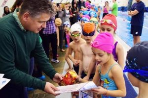 600 de copii au absolvit cu succes şi zâmbete programul “Iniţiere în înot”!