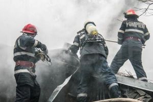 Incendiu la o casă din Pănet. Un bărbat, transportat la Urgenţă cu arsuri!