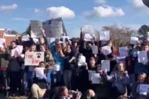 Profesor CONCEDIAT pentru că a refuzat să numească o elevă BĂIAT