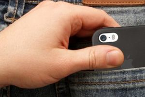 Doi elevi ai unei şcoli din Orăştie le-au furat colegilor telefoanele şi banii