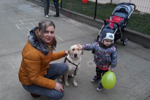 Căţelul Jolene, vedeta serbării de la Centrul de zi de recuperare pentru copilul cu dizabilităţi