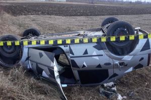 O maşină s-a răsturnat pe plafon la Moi! Doi bărbaţi, transportaţi la spital