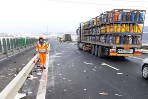 FOTO – Accident ca în filme pe A1, Sibiu – Sebeş. Baterii împrăştiate pe asfalt