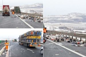FOTO. Incident pe Autostrada A1 Sibiu – Sebeş: Marfa transportată de un camion a căzut pe carosabil