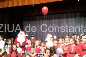 Vine, vine, Mos Craciun!, spectacol de gimnastica aerobica pe scena Casei de Cultura din Constanta