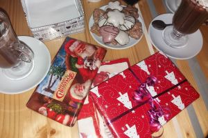 E vremea cadourilor la „O carte pe lună”! Ediţie specială de Crăciun cu „Secret Santa”
