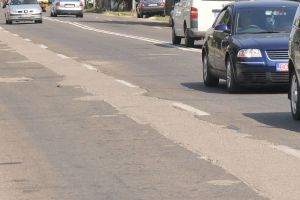 Până la marea asfaltare, Calea Bârladului va fi peticită de firma municipalităţii