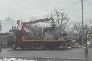 FOTO. Accident la Supur. A derapat şi s-a răsturnat în şanţ