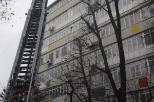 Incendiu violent intr-un bloc de pe bulevardul Ion Mihalache din Bucuresti. Sunt persoane blocate la etajele superioare ale imobilului