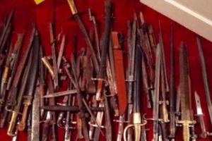 Pregătit de RĂZBOI, un arădean a fost prins cu 69 de săbii şi baionete, pistoale şi muniţie I FOTO