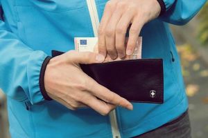 Tânără cercetată penal după ce a furat valută dintr-un portofel