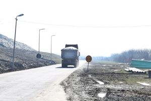 Cu gunoiul în maşini la Sânnicolau Mare, în Timiş. Îl colectează, dar nu au unde să-l ducă