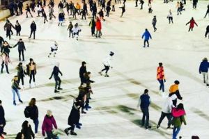 Feerie pe gheaţă la deschiderea patinoarului din Târgu-Mureş