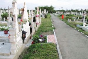 Sute de ploieşteni riscă să piardă locurile de veci din cimitirele administrate de SGU. Lista concesionarilor convocaţi de urgenţă