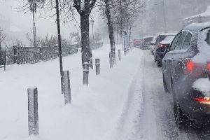 Persoană blocată într-o maşină, după ce a derapat la Cisnădioara – Intervine ISU Sibiu