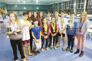 FOTO: Medalii numeroase pentru înotătorii de la LPS Alba Iulia la “Cupa Moş Crăciun”
