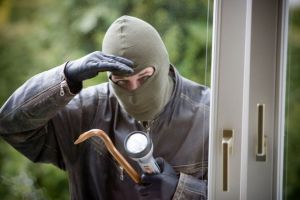 Femeie jefuită în Tăşnad. Un hoţ a intrat peste ea în casă şi a furat 1.700 de euro