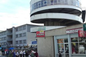 Noul refren al bişniţarilor din Ceair: „Ţigări şi petarde!”