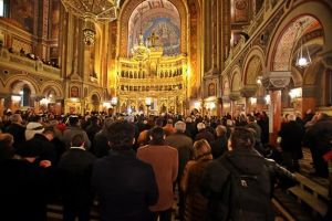 O sută de copii din centrele de plasament din Timiş colindă la Catedrala Mitropolitană