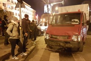 Accident în faţa IPJ Timiş, după ce un BMW a tăiat linia continuă