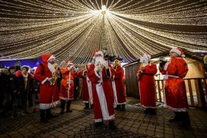 Invazie de Moşi Crăciuni, joi, la Sibiu – Începe Marea Moşmondeală, în Piaţa Mare