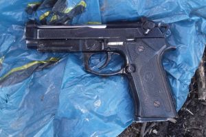 Angajaţii de la Drumuri au găsit un pistol. Se caută proprietarul