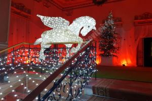 MODERNISM: Un cal cu aripi a fost instalat, ca ornament de Crăciun, în holul Primăriei Târgovişte