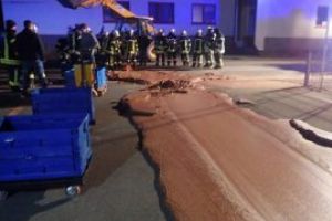 Un urias ”rau” de ciocolata, provenind de la o fabrica de praline, a inundat strazile unui oras din Germania