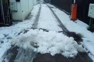 Au împins zăpada până au blocat drumul