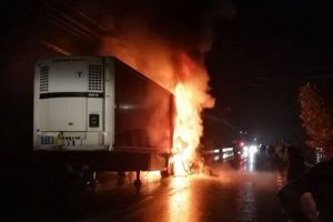 ACCIDENT MORTAL. Un TIR şi o maşină au luat foc! Șoferul autoturismului, carbonizat