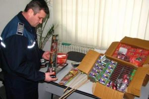 Vanzatorii de pocnitori si artificii, din Ploiesti, luati la bani marunti de politisti