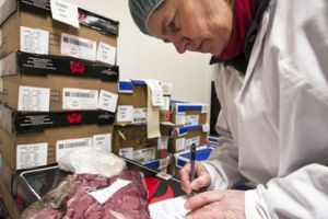 Sancţiuni de peste 100.000 lei pentru produse alimentare cu deficienţe