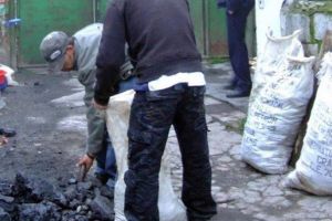 Gaze? Balonare? Un prahovean a furat 350 kg de carbuni de la firma unde era angajat