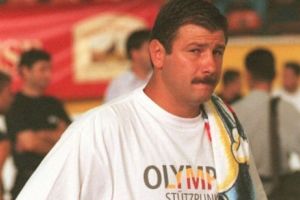 Vaştag a lăsat fotbalul şi a adus primul titlu mondial la box