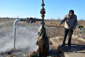 Pe apa Sâmbetei: De o jumătate de secol, sătenii din Roşiori se spală cu apă geotermală fierbinte ce se risipeşte în plin câmp (FOTO)