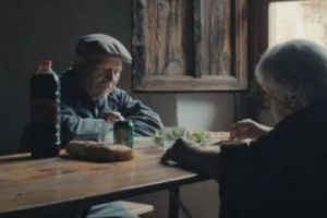 O româncă a dat JAFUL ANULUI în ITALIA. Metoda „INGENIOASĂ” prin care a PĂCĂLIT o familie de BĂTRÂNI NEAJUTORAȚI