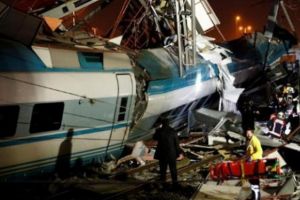 NEWS ALERT/ TRAGEDIE pe calea ferată! Coliziune între un TREN DE MARE VITEZĂ şi unul local. Zeci de VICTIME (VIDEO)