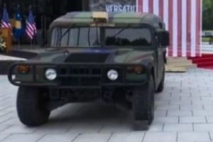 AMERICANII îşi BAGĂ COADA în KOSOVO! 24 de VEHICULE BLINDATE au sosit la Pristina. ALERTĂ MAXIMĂ la Belgrad