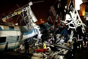 Patru morţi şi zeci de răniţi după un accident de tren în Turcia