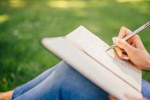 CINE MAI SCRIE DE MÂNĂ? Obiceiuri, beneficii, statistici. Ce se întâmplă în ROMÂNIA?