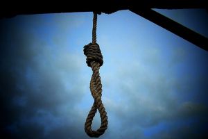 CUGIR: Un bărbat a fost găsit SPÂNZURAT de un copac, pe strada Rozelor din oraş