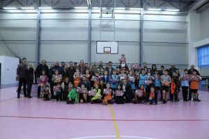 „Moş Crăciun joacă Baschet”, o acţiune prin care se va ajuta o fetiţă de 6 ani şi ...