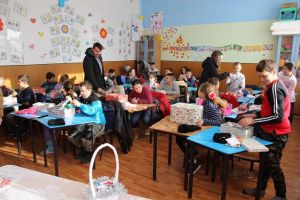 Peste 240 de copii din sate sărace din judeţele Suceava şi Botoşani, ajutaţi în cadrul ...